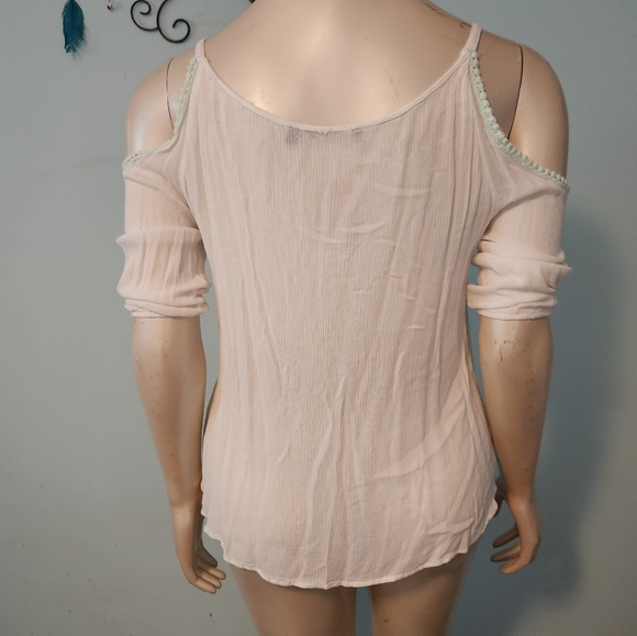 Peek a boo shoulder blouse - Picture 3 of 5